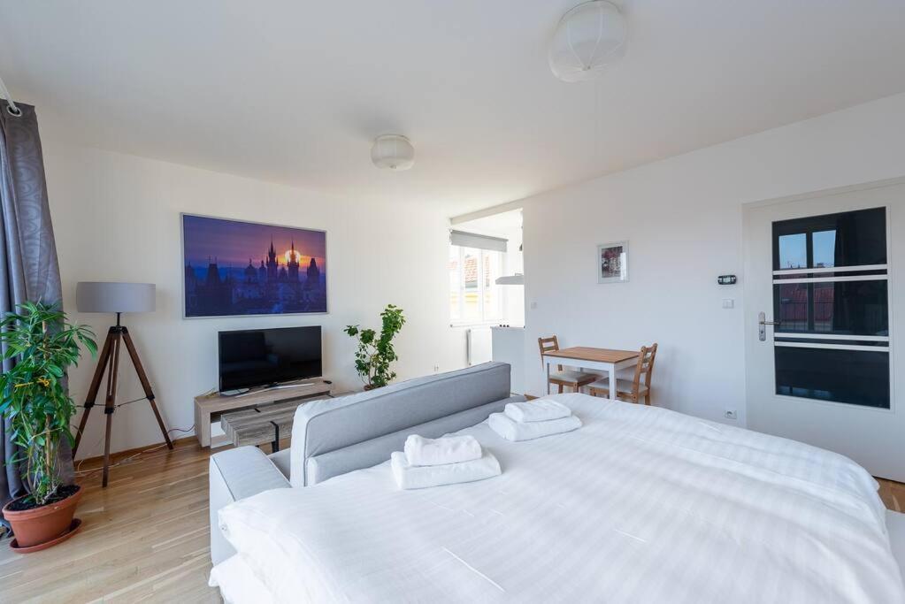 Sunny Safron Apartment Prague Ngoại thất bức ảnh